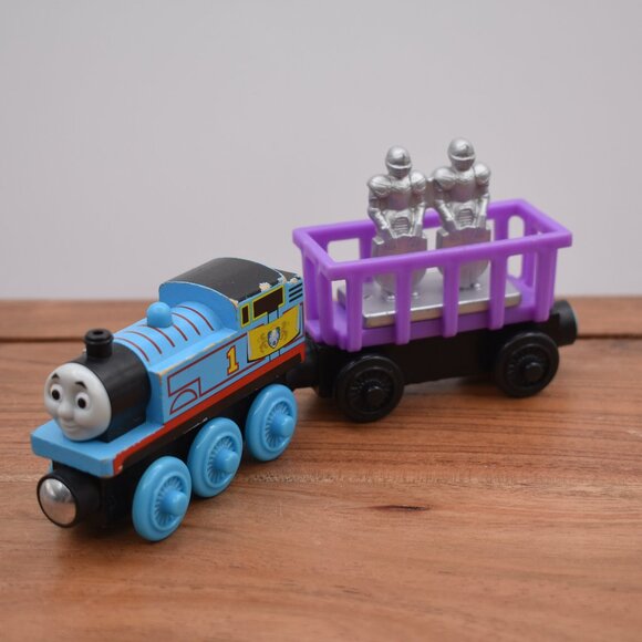 Thomas Castle Delivery Royal Crest Thomas Thomas & Friends Wooden Railway Trains - Picture 1 of 7